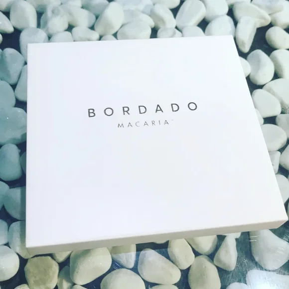 Eyeshadow palette by Macaria - Picture 2 of 5